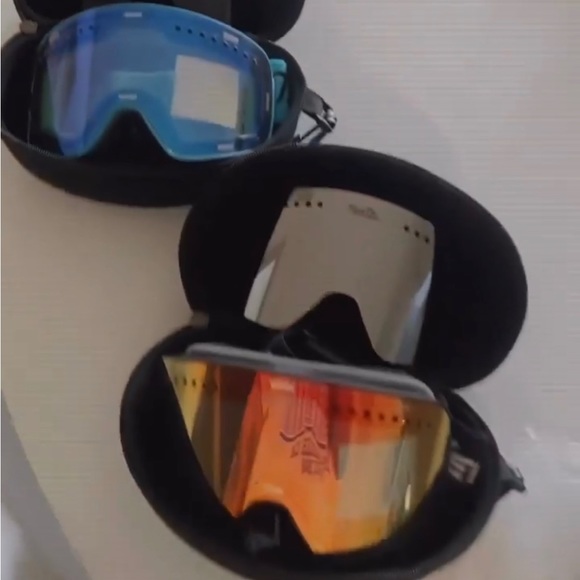 Ski & Snowboard Goggles - Picture 4 of 9
